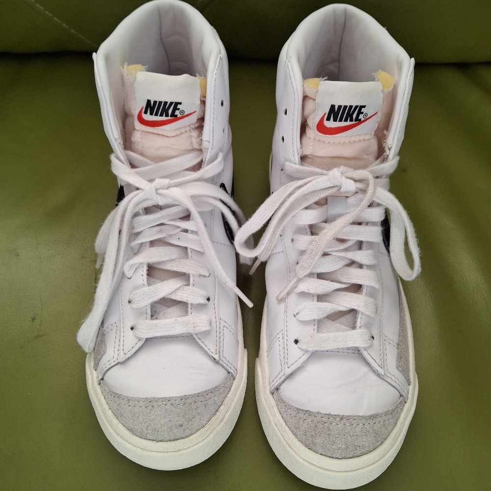 Nike Blazer Mid 77 White Black Suede Mudguards Red Logo Sneakers Unisex size 6
